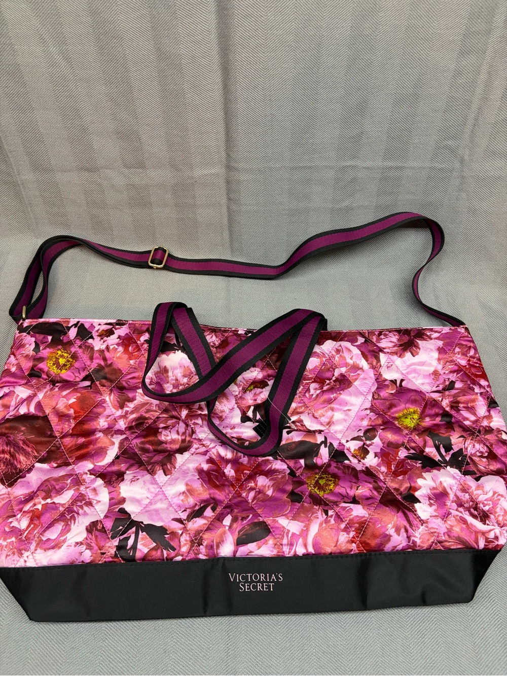 NWT Victoria’s Secret weekender tote adjustable strap, pink floral quilted nylon